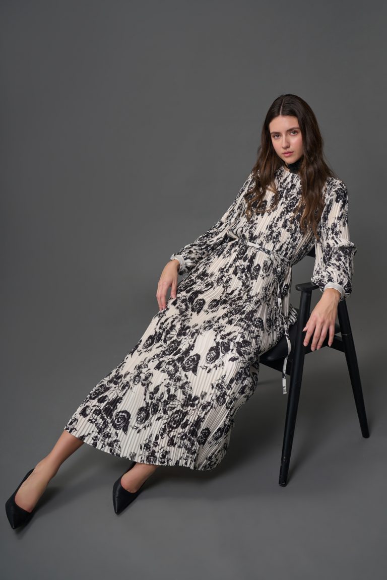 Mizalle Bej Rengi Desenli Full Pliseli Yuvarlak Yaka Maksi Elbise - Mizalle