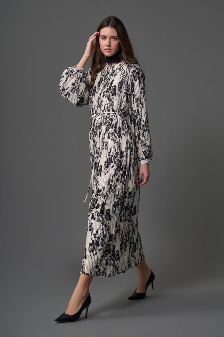 Mizalle Bej Rengi Desenli Full Pliseli Yuvarlak Yaka Maksi Elbise - Mizalle