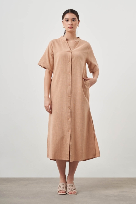 Mizalle - Mizalle Hakim Yaka Keten Görünümlü Camel Kısa Kollu Uzun Yazlık Elbise