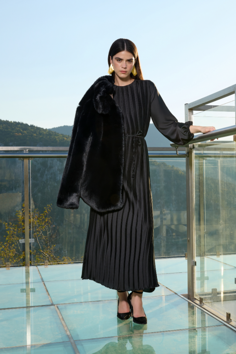 Mizalle Full İnce Pliseli Yuvarlak Yaka Siyah Maksi Saten Elbise - Mizalle