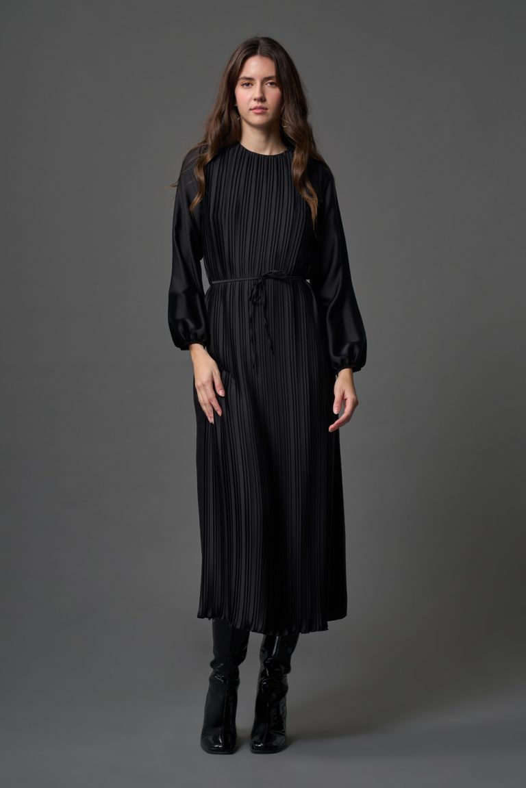 Mizalle Full İnce Pliseli Yuvarlak Yaka Siyah Maksi Saten Elbise - Mizalle