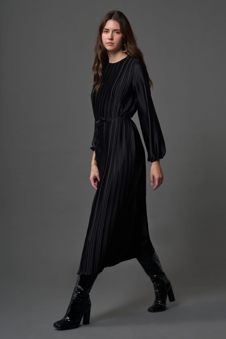 Mizalle Full İnce Pliseli Yuvarlak Yaka Siyah Maksi Saten Elbise - Mizalle