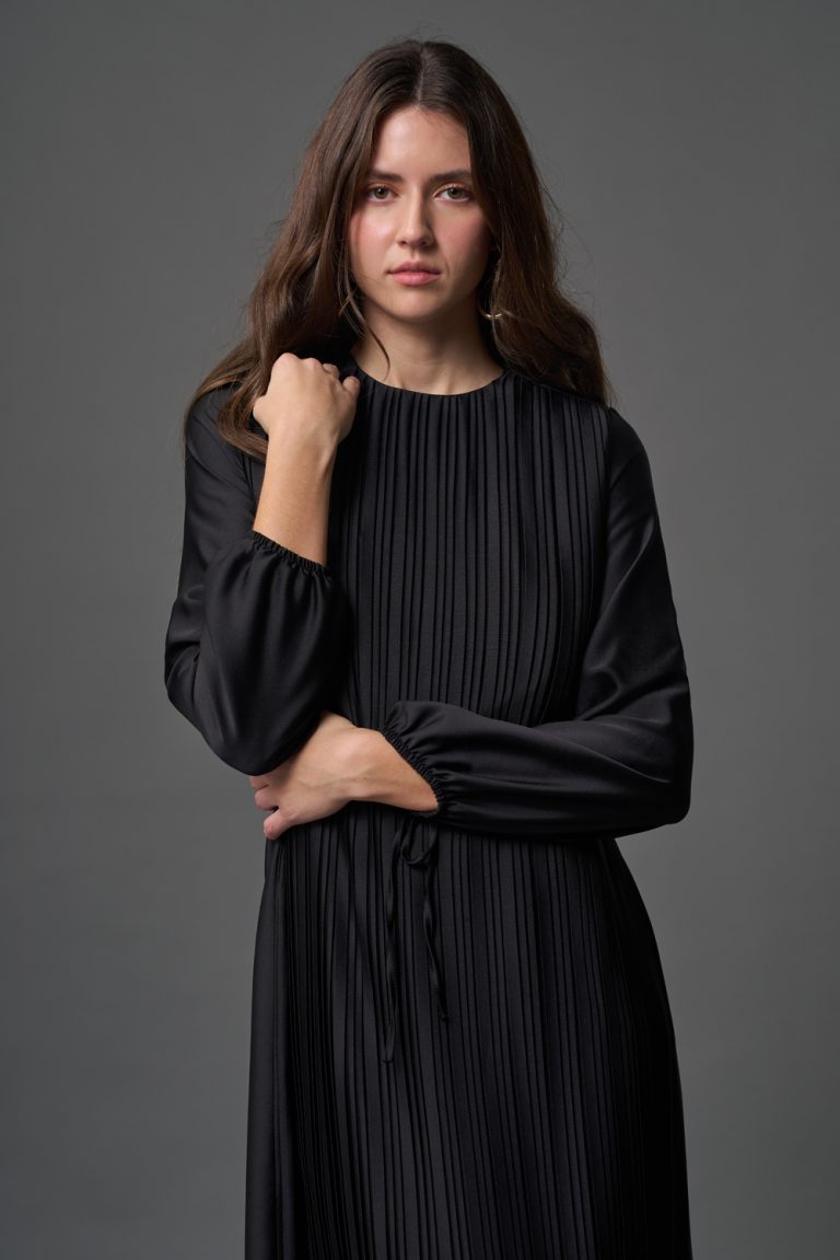 Mizalle Full İnce Pliseli Yuvarlak Yaka Siyah Maksi Saten Elbise - Mizalle