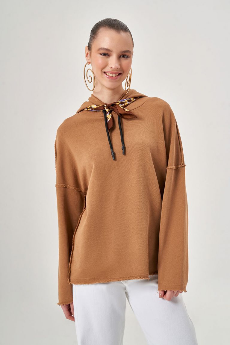 Mizalle Kapüşonlu Kesik Detaylı Camel Sweatshirt - Mizalle