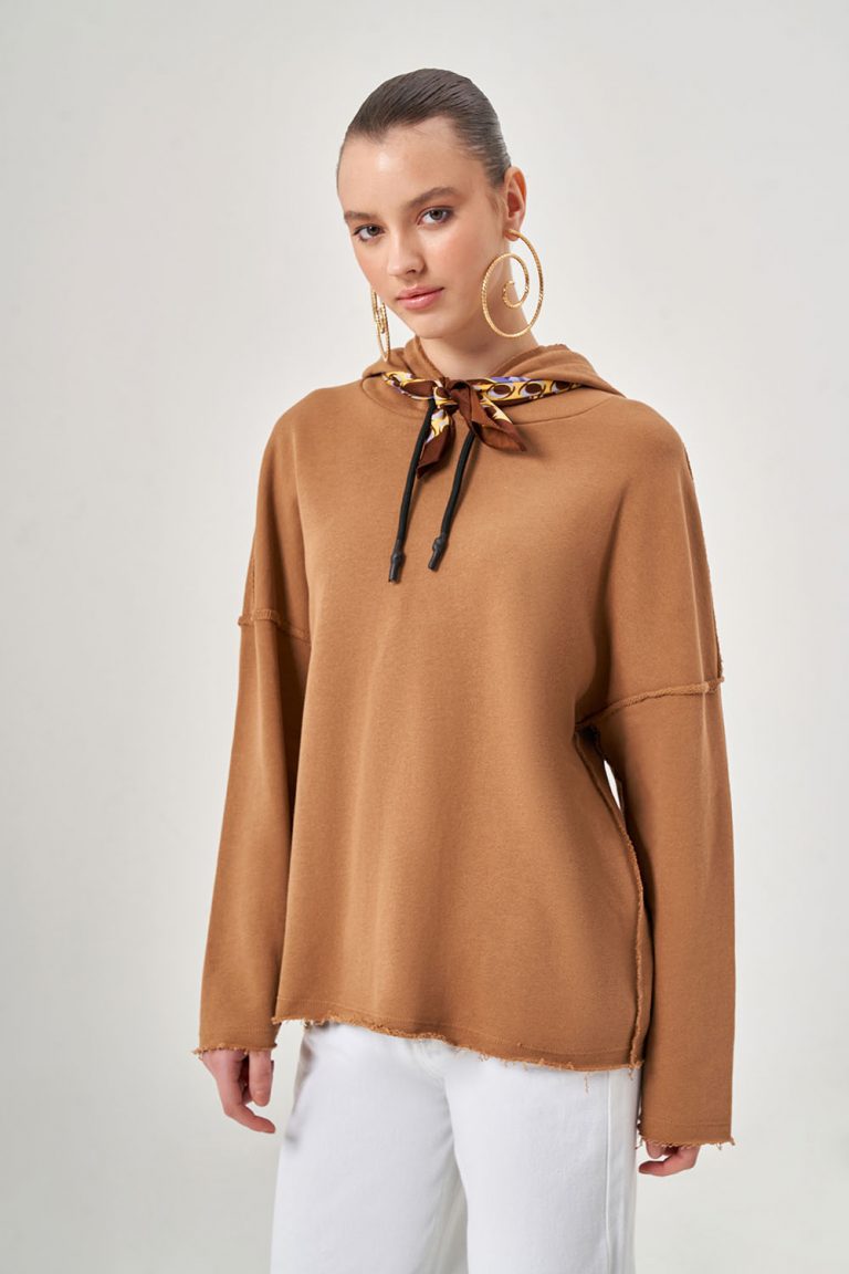 Mizalle Kapüşonlu Kesik Detaylı Camel Sweatshirt - Mizalle