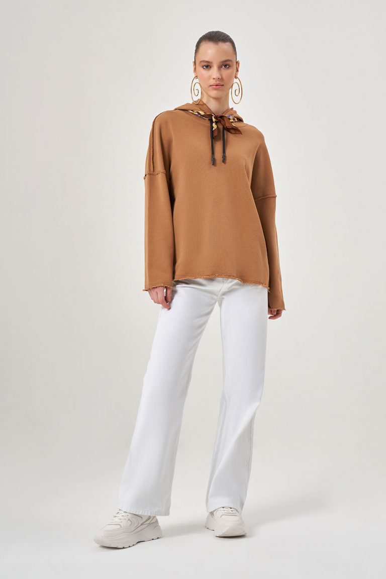 Mizalle Kapüşonlu Kesik Detaylı Camel Sweatshirt - Mizalle