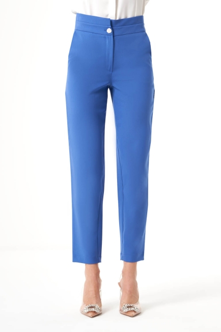 Mizalle - Mizalle Bel Detaylı Klasik Kısa Paça Mavi Kumaş Pantolon Mizalle - Mizalle Bel Detaylı Klasik Kısa Paça Mavi Kumaş Pantolon