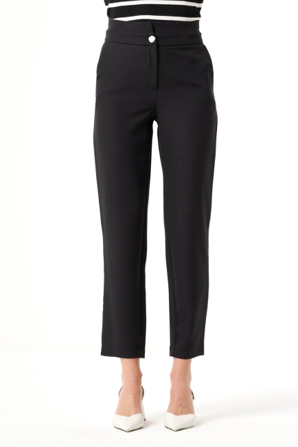 Mizalle - Mizalle Bel Detaylı Klasik Kısa Paça Siyah Kumaş Pantolon Mizalle - Mizalle Bel Detaylı Klasik Kısa Paça Siyah Kumaş Pantolon