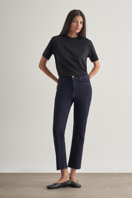 Mizalle - Mizalle Dar Kesim Kesik Paçalı Mom Fit Lacivert Denim Pantolon Mizalle - Mizalle Dar Kesim Kesik Paçalı Mom Fit Lacivert Denim Pantolon