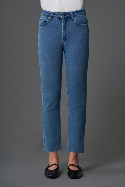 Mizalle - Mizalle Dar Kesim Kesik Paçalı Mom Fit Mavi Denim Pantolon Mizalle - Mizalle Dar Kesim Kesik Paçalı Mom Fit Mavi Denim Pantolon