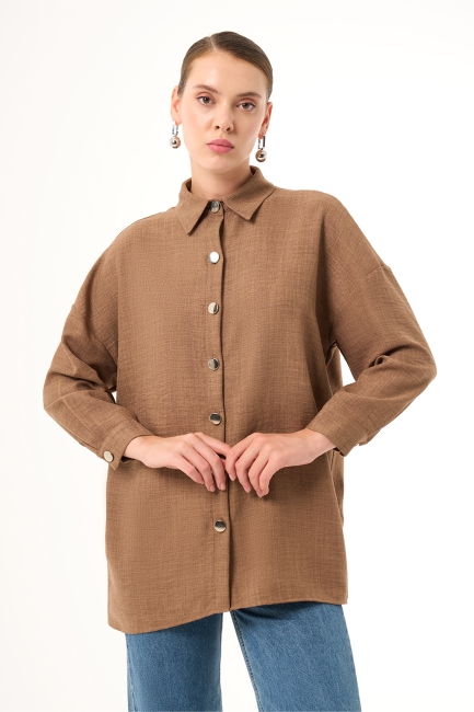 Mizalle - Mizalle Keten Dokulu Oversize Kahverengi Gömlek Mizalle - Mizalle Keten Dokulu Oversize Kahverengi Gömlek