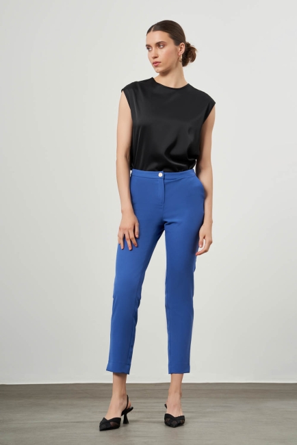 Mizalle - Mizalle Basic Kısa Paça Klasik İndigo Mavi Kumaş Pantolon Mizalle - Mizalle Basic Kısa Paça Klasik İndigo Mavi Kumaş Pantolon