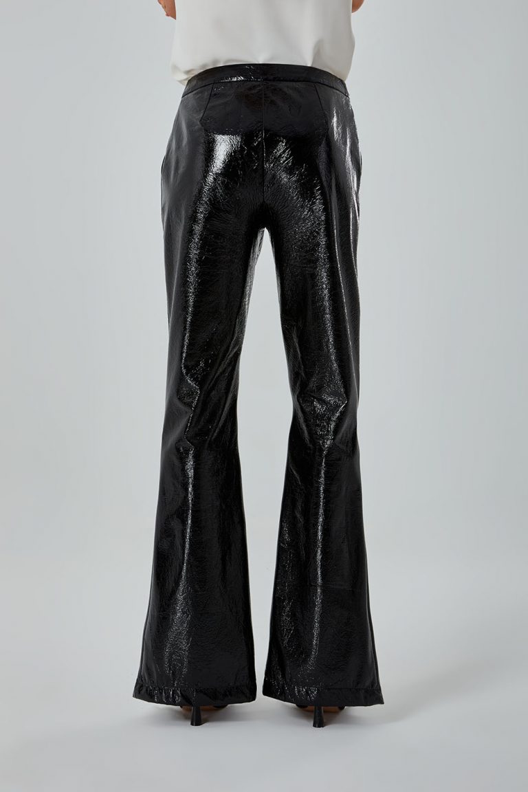 Mizalle Parlak Deri Görünümlü Flare Paça Siyah Pantolon - Mizalle