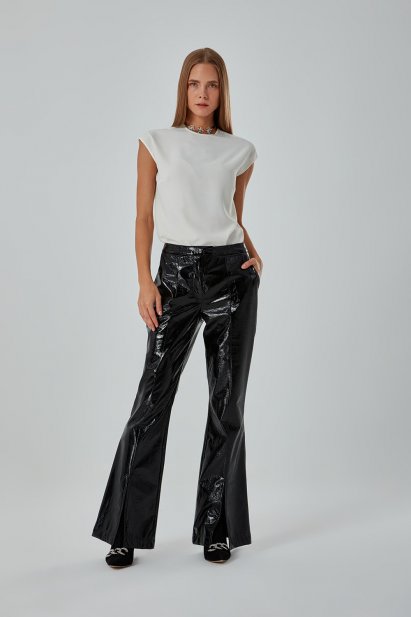 Mizalle Parlak Deri Görünümlü Flare Paça Siyah Pantolon - Mizalle