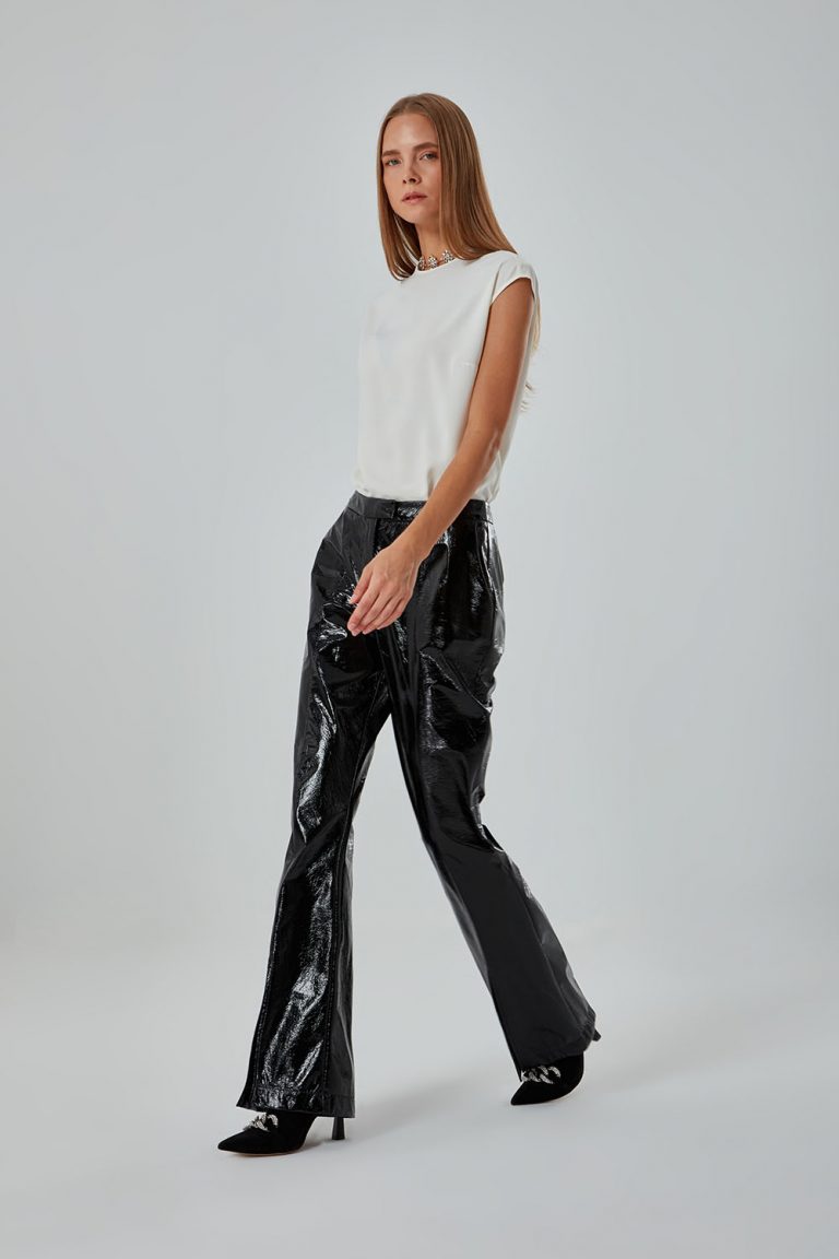 Mizalle Parlak Deri Görünümlü Flare Paça Siyah Pantolon - Mizalle
