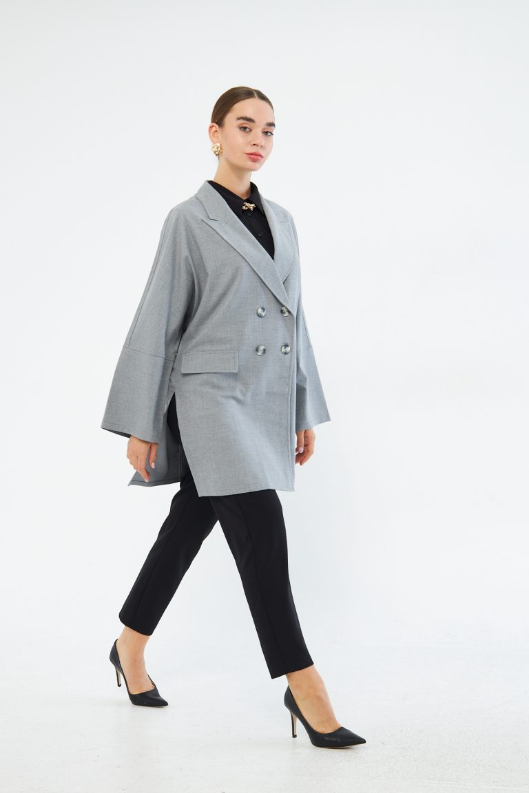 Mizalle Rahat Kalıp Kruvaze Yırtmaçlı Gri Uzun Ceket - Mizalle