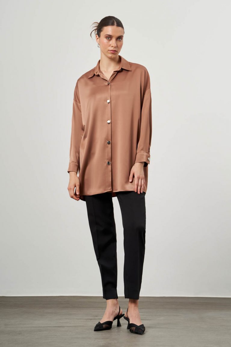 Mizalle Metal Düğmeli Bej Rengi Klasik Saten Gömlek - Mizalle