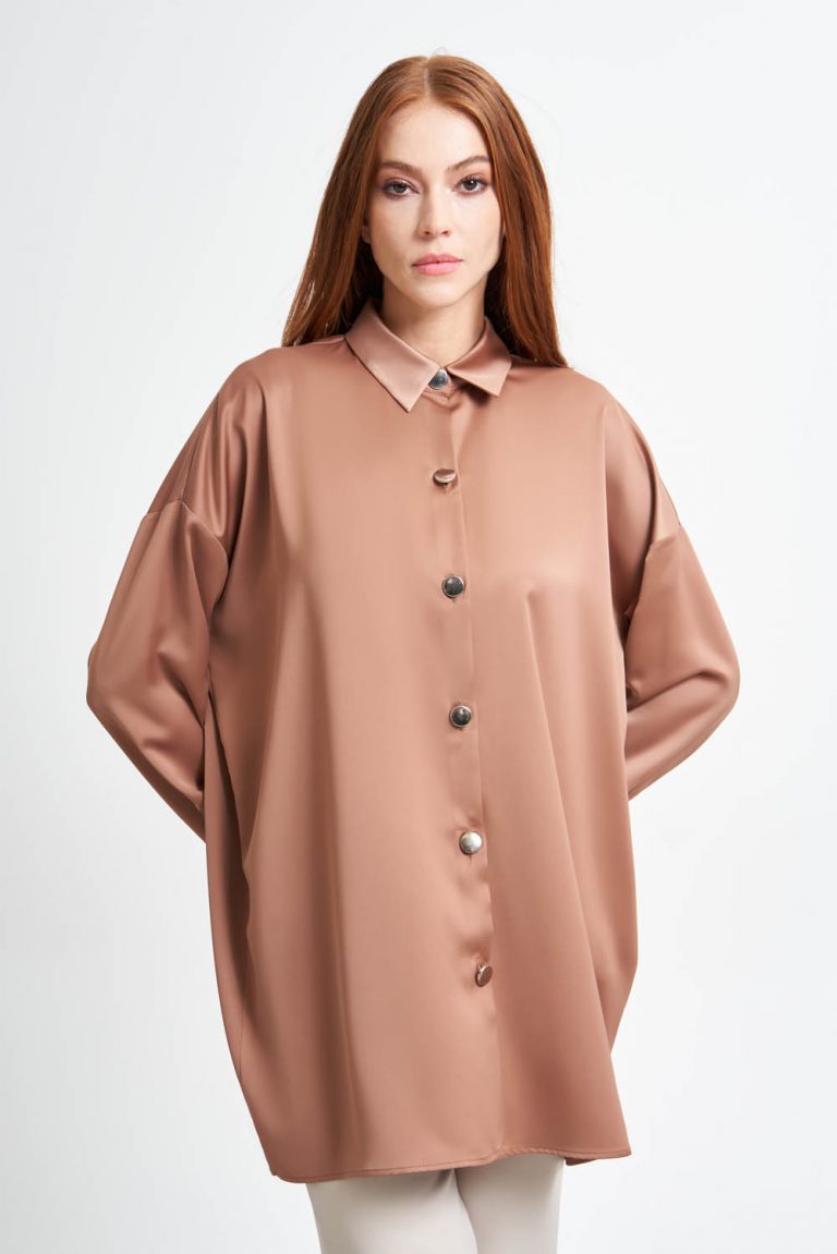 Mizalle Metal Düğmeli Bej Rengi Klasik Saten Gömlek - Mizalle