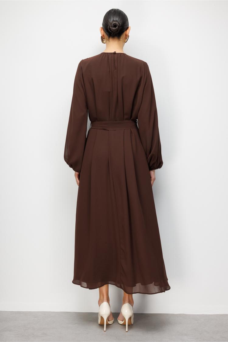 Mizalle Balon Kollu Kuşaklı Kahverengi Maksi Şifon Elbise - 5