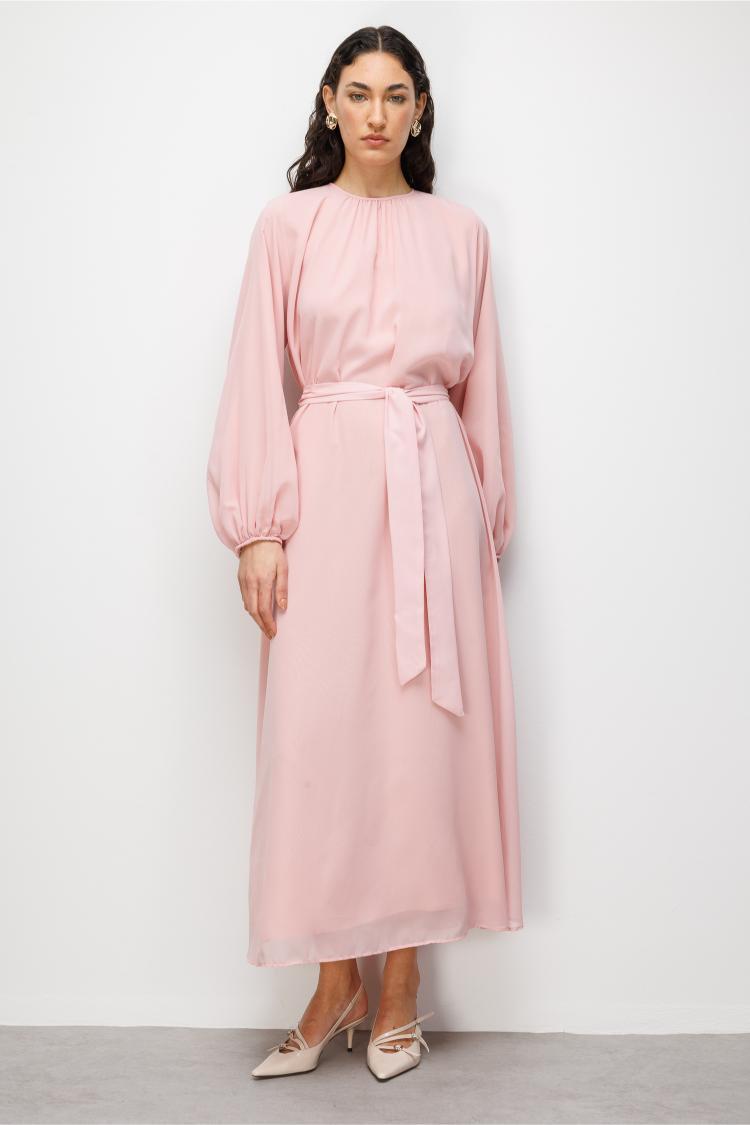 Mizalle Balon Kollu Kuşaklı Pembe Maksi Şifon Elbise - 2