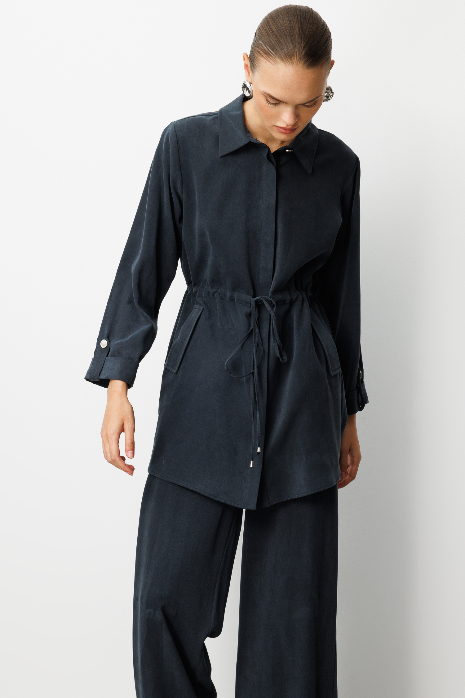 Mizalle Beli Büzgülü Siyah Cupro Tunik