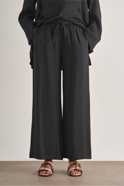 Mizalle - Mizalle Beli İpli Modal Karışımlı Siyah Rahat Pantolon Mizalle - Mizalle Beli İpli Modal Karışımlı Siyah Rahat Pantolon