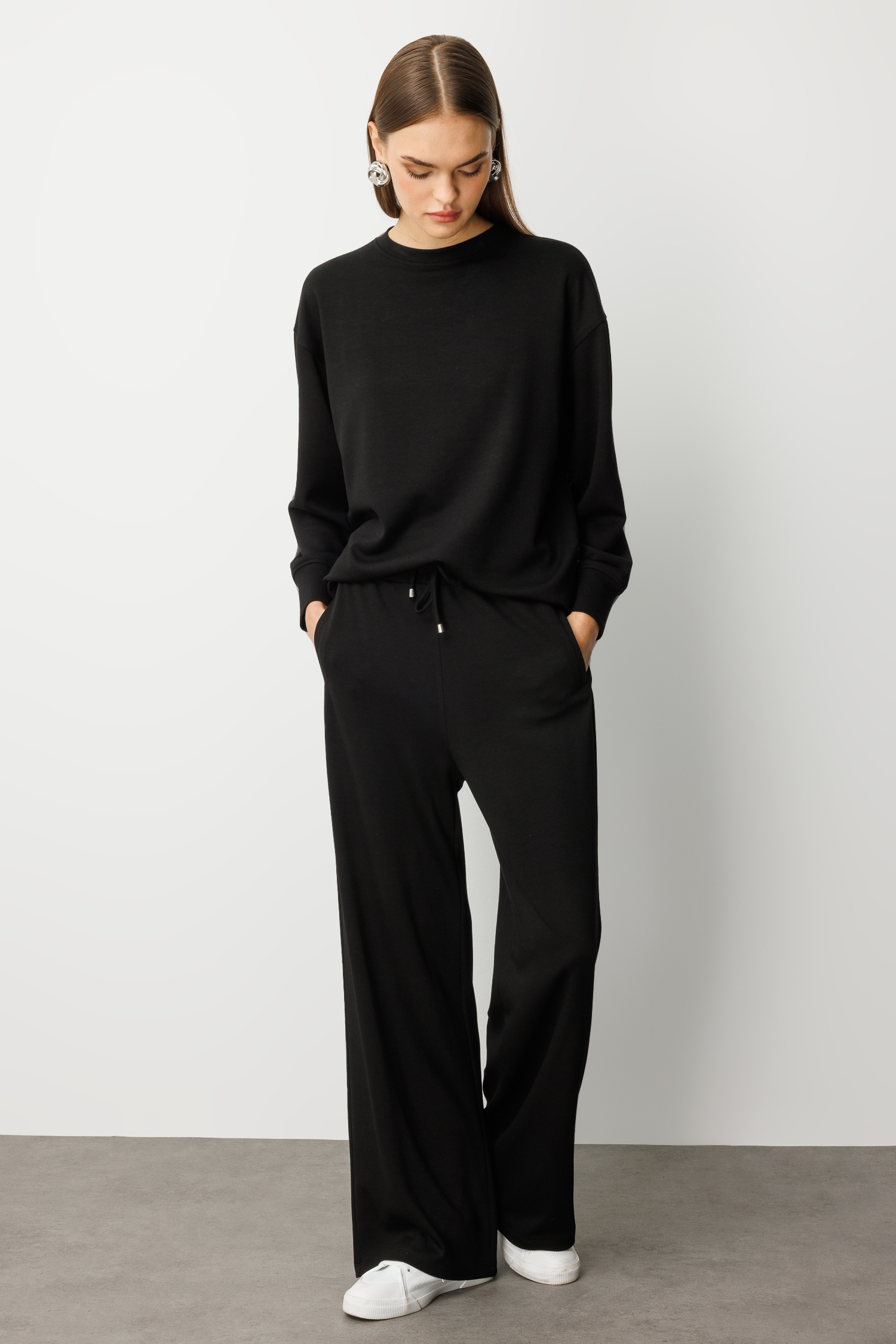 Mizalle Beli Lastikli Yumuşak Dokulu Siyah Jogger Pantolon - Mizalle