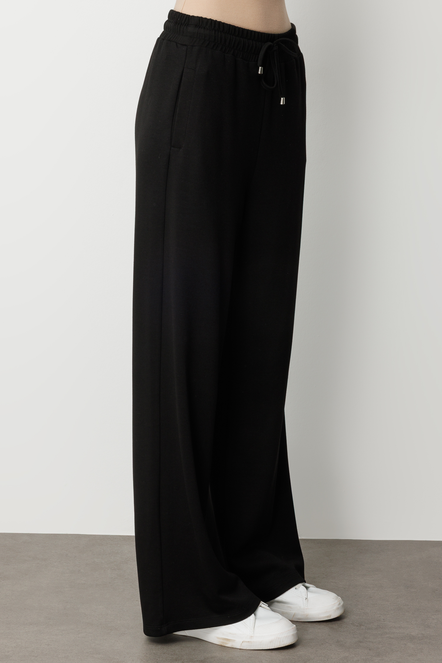 Mizalle Beli Lastikli Yumuşak Dokulu Siyah Jogger Pantolon - Mizalle