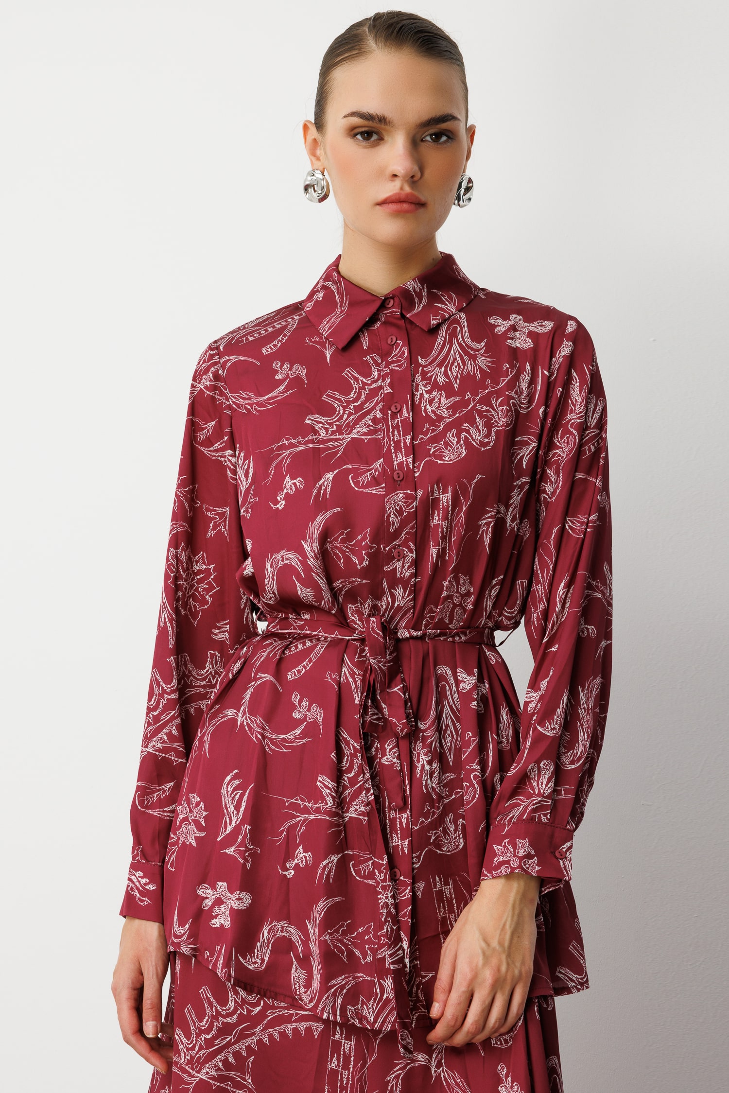 Mizalle Bordo Desenli Kuşaklı Saten Uzun Gömlek Tunik - Mizalle