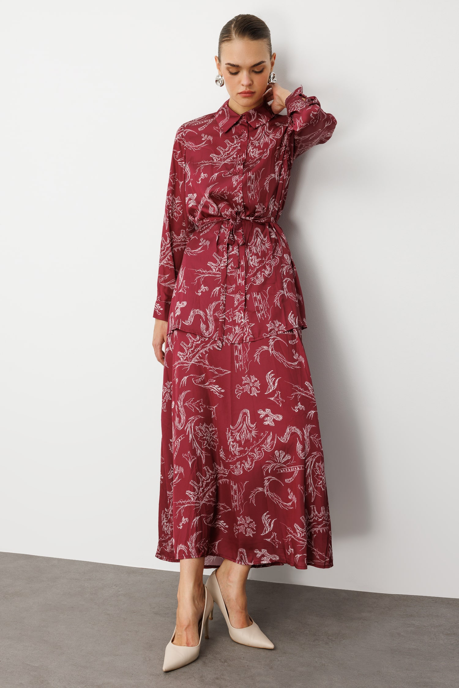 Mizalle Bordo Desenli Kuşaklı Saten Uzun Gömlek Tunik - 6