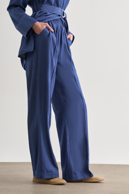 Mizalle - Mizalle Denim Dokulu Beli Lastikli Geniş Paça Pantolon Mizalle - Mizalle Denim Dokulu Beli Lastikli Geniş Paça Pantolon