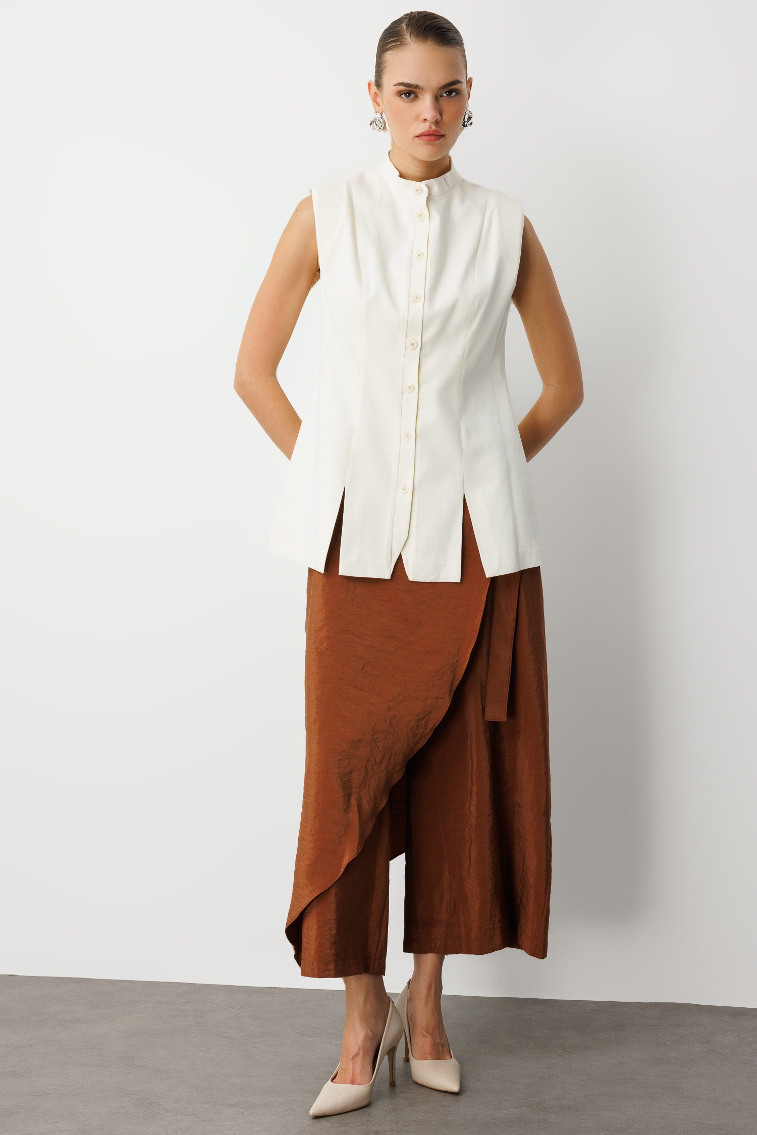 Mizalle Dik Yaka Yırtmaç Detaylı Ekru Yelek - Mizalle