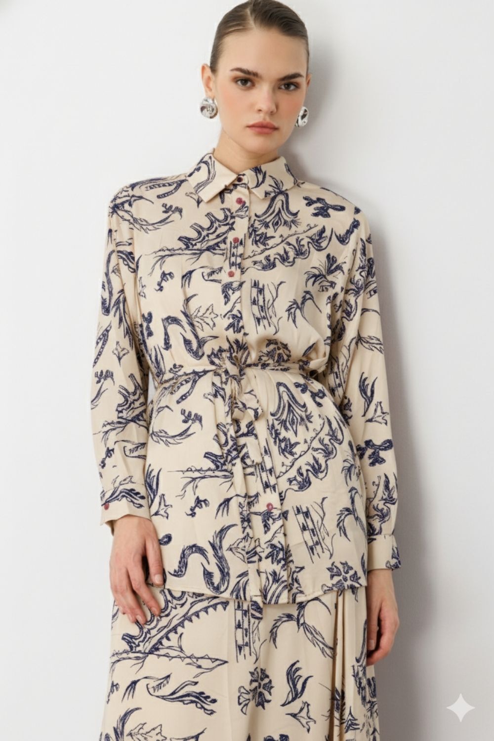 Mizalle Ekru Desenli Kuşaklı Saten Uzun Gömlek Tunik - 2