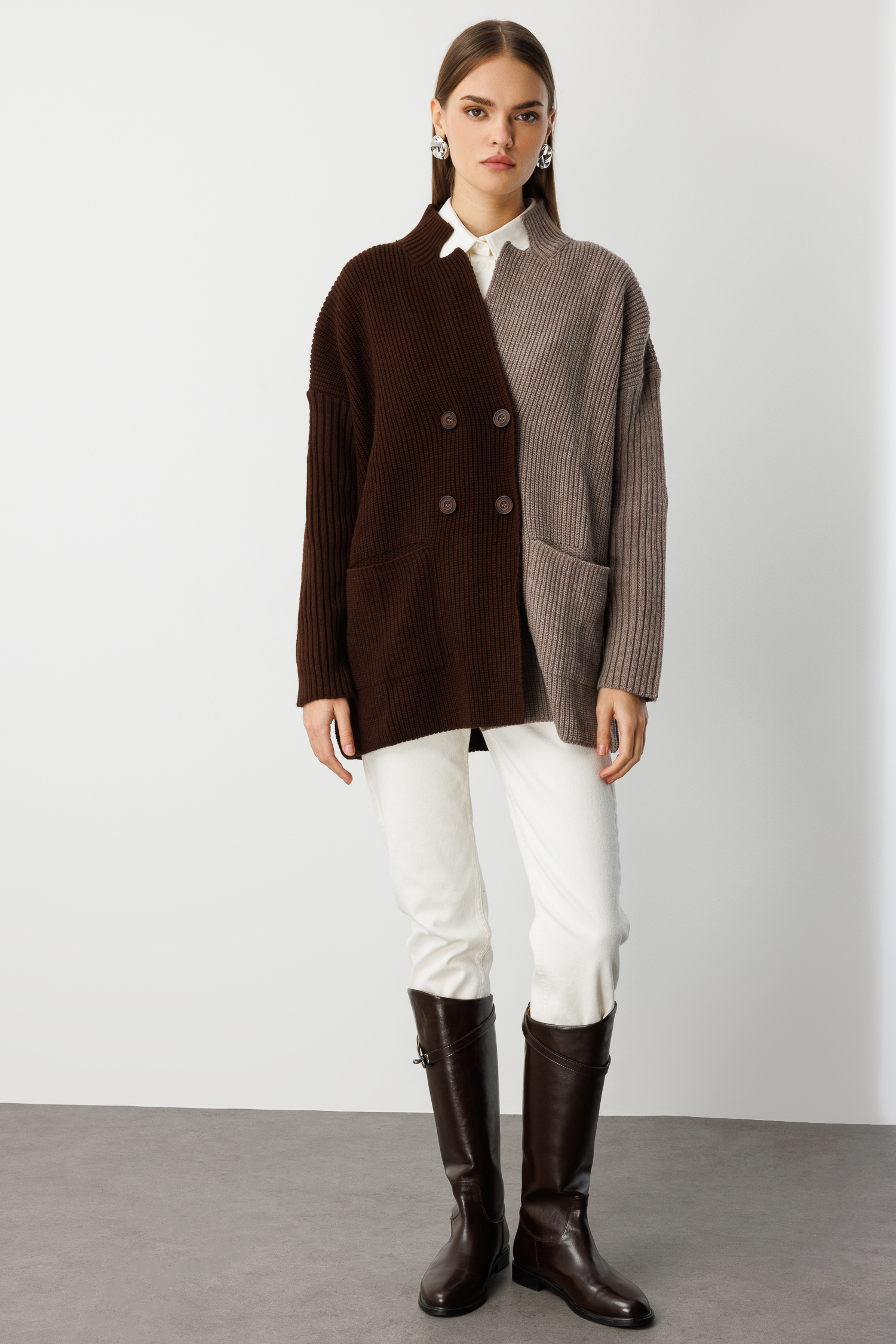 Mizalle Ekstra Oversize Kahverengi Renk Bloklu Cepli Kalın Triko Hırka