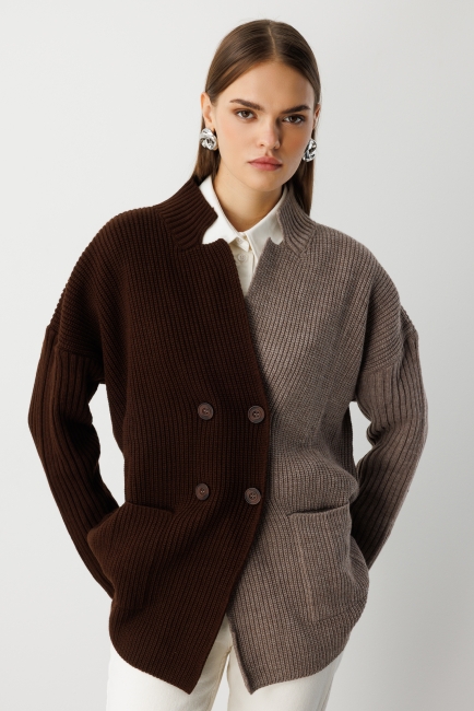 Mizalle - Mizalle Ekstra Oversize Kahverengi Renk Bloklu Cepli Kalın Triko Hırka