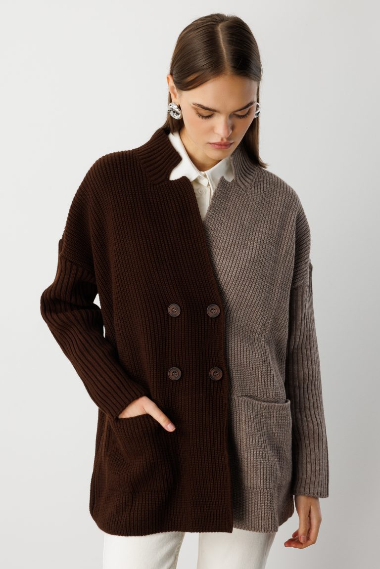 Mizalle Ekstra Oversize Kahverengi Renk Bloklu Cepli Kalın Triko Hırka - Mizalle