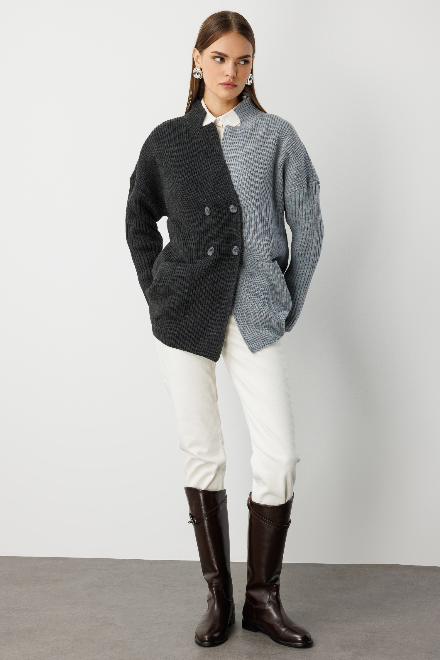 Mizalle Ekstra Oversize Gri Renk Bloklu Cepli Kalın Triko Hırka