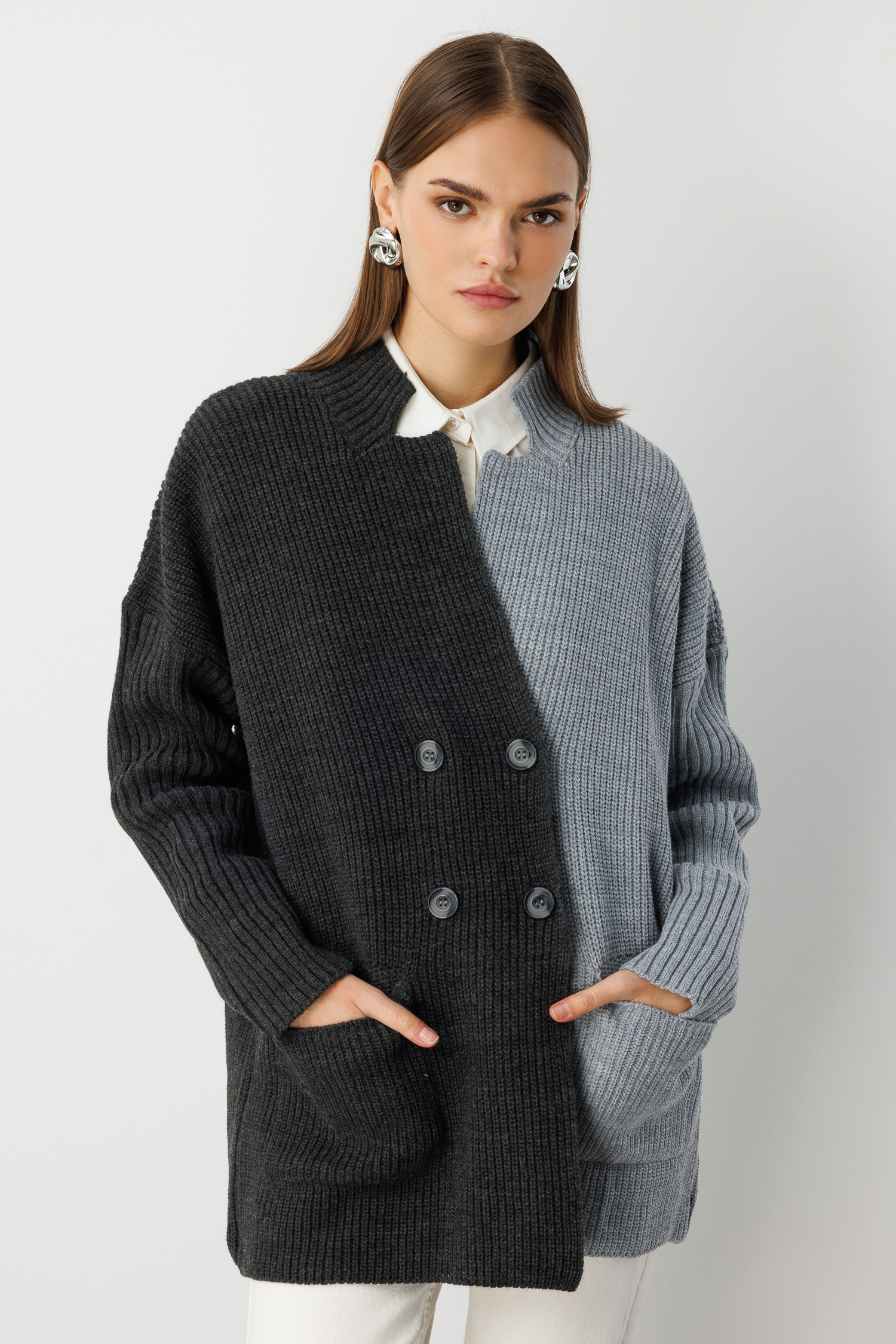 Mizalle Ekstra Oversize Gri Renk Bloklu Cepli Kalın Triko Hırka