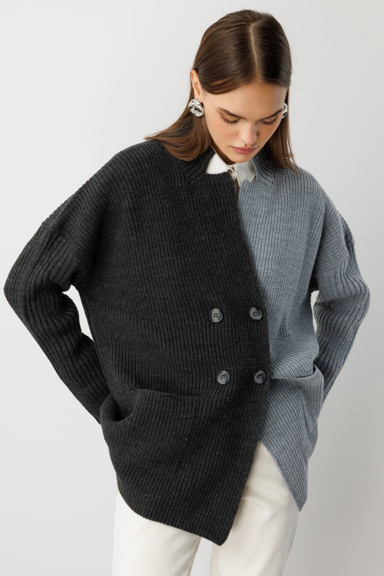 Mizalle Ekstra Oversize Gri Renk Bloklu Cepli Kalın Triko Hırka - Mizalle