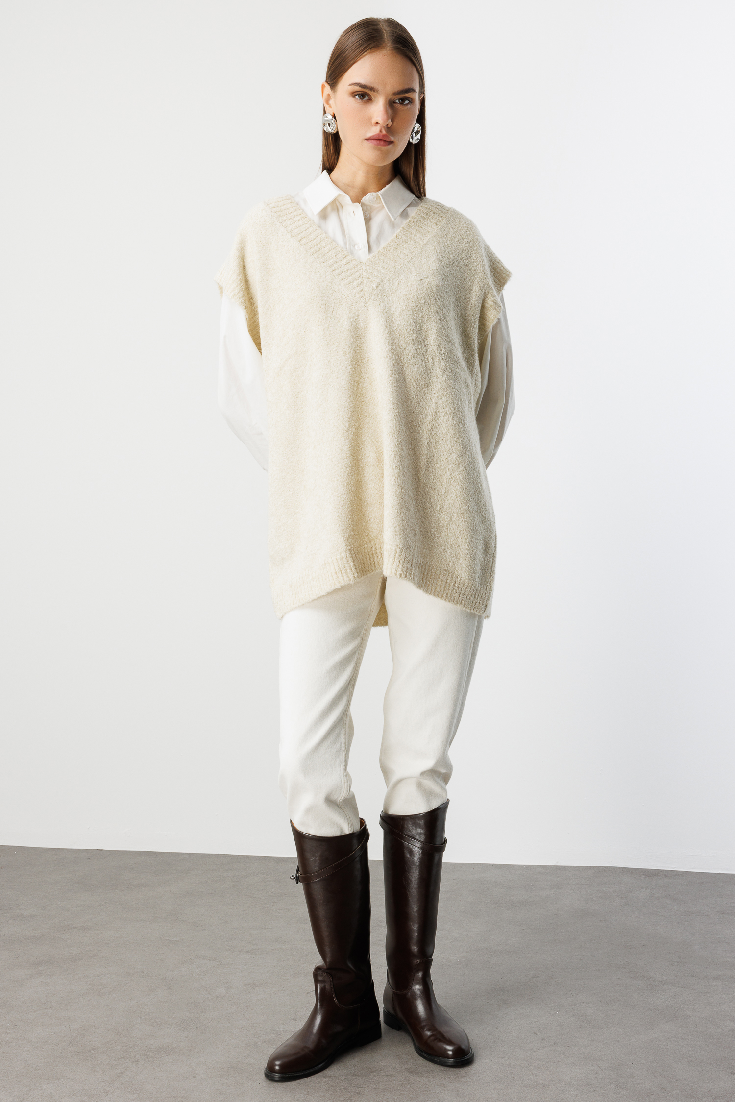 Mizalle Ekstra Oversize V Yaka Uzun Krem Rengi Süveter