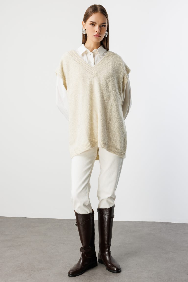 Mizalle Ekstra Oversize V Yaka Uzun Krem Rengi Süveter - Mizalle