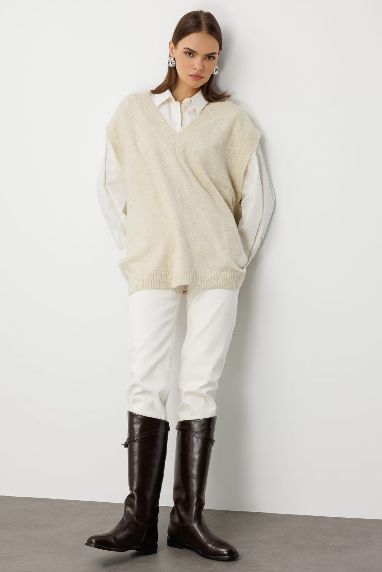 Mizalle Ekstra Oversize V Yaka Uzun Krem Rengi Süveter - Mizalle