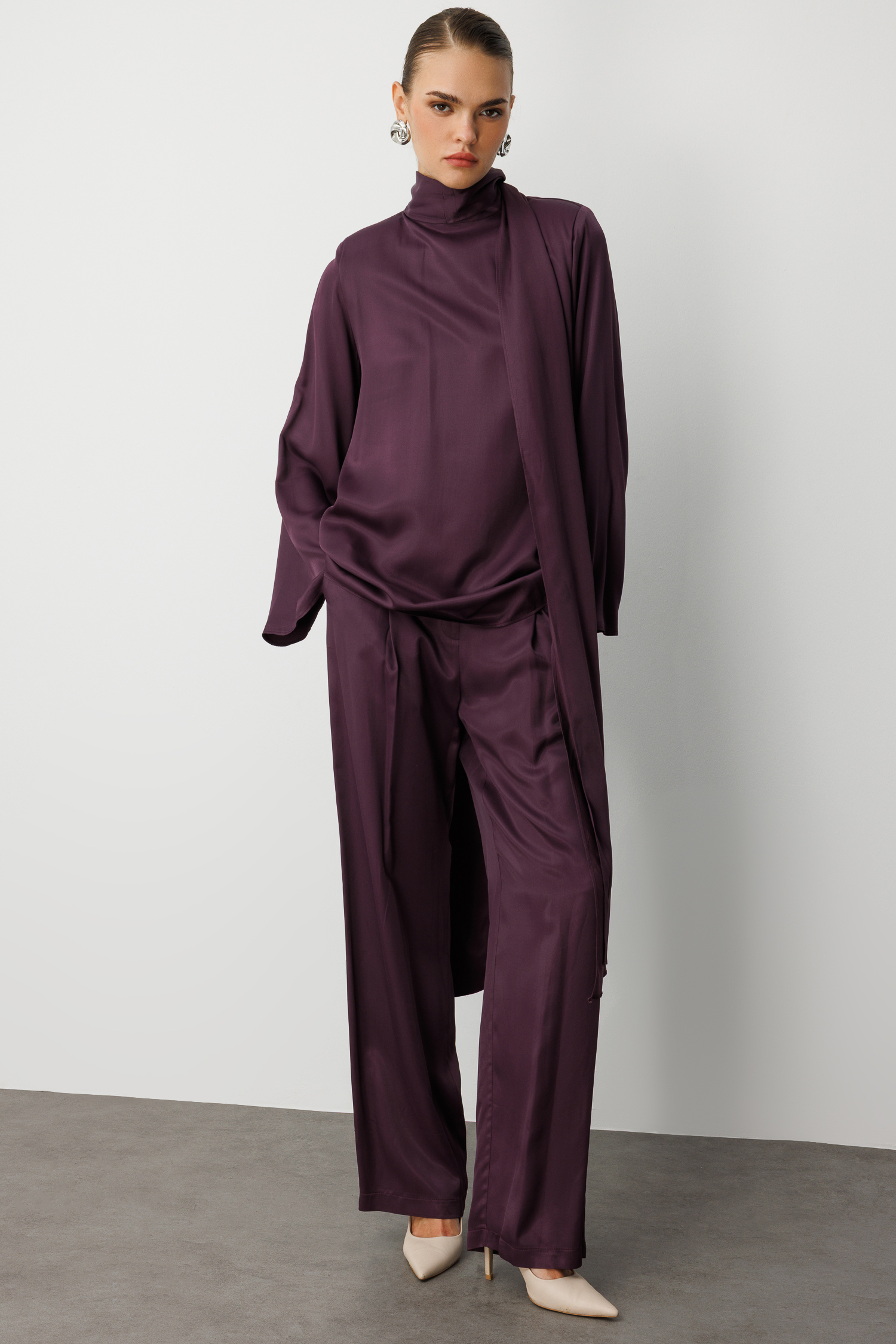 Mizalle Fular Detaylı Saten Bordo Tasarım Bluz