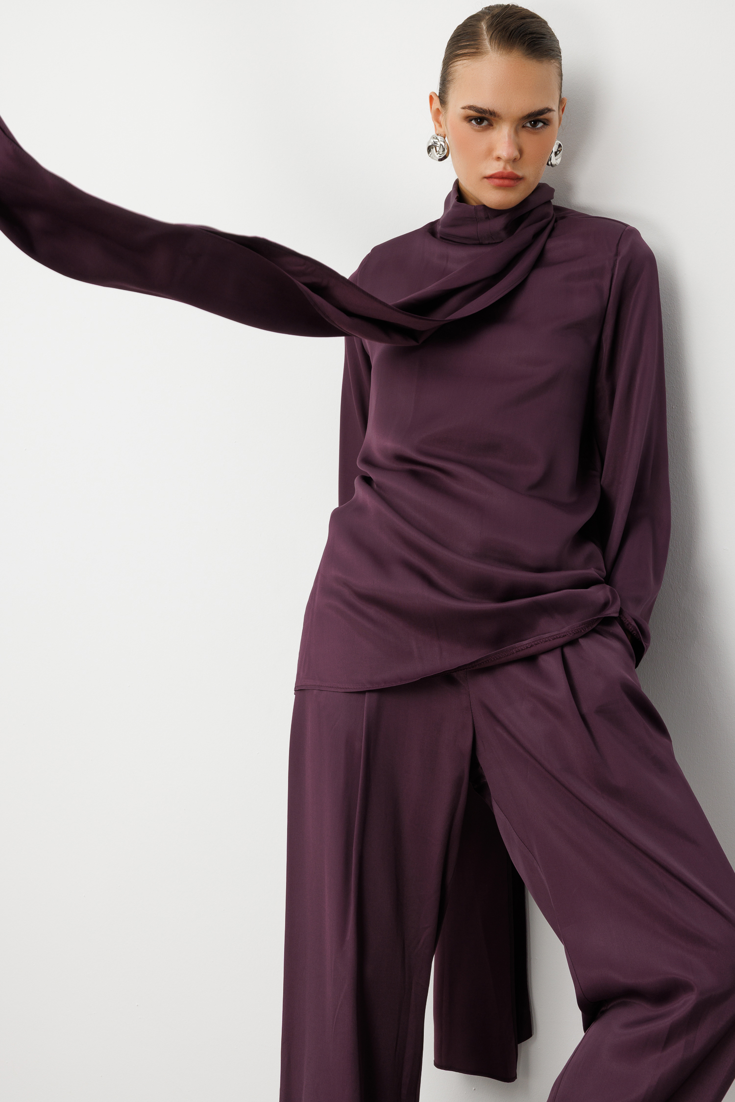 Mizalle Fular Detaylı Saten Bordo Tasarım Bluz