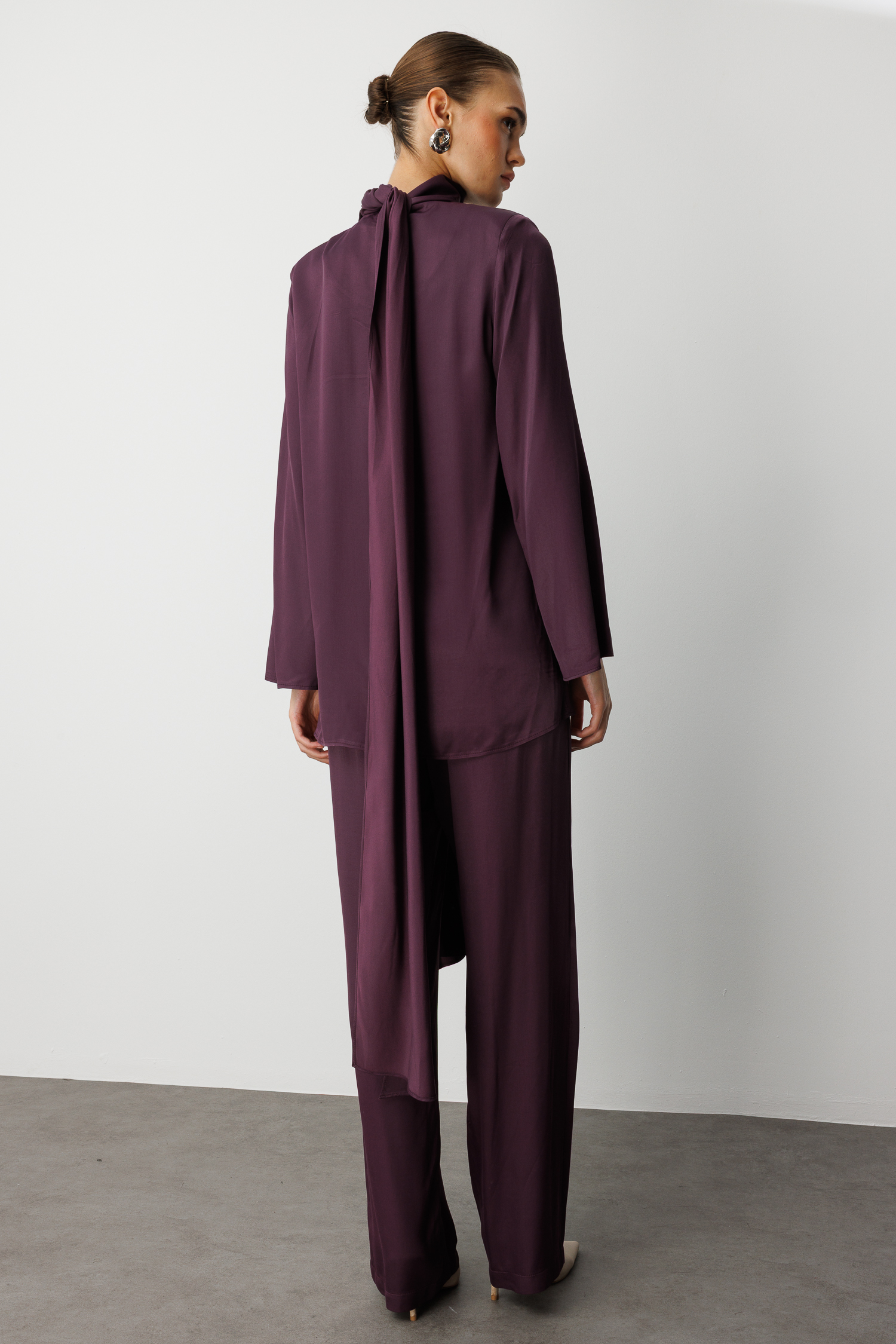 Mizalle Fular Detaylı Saten Bordo Tasarım Bluz