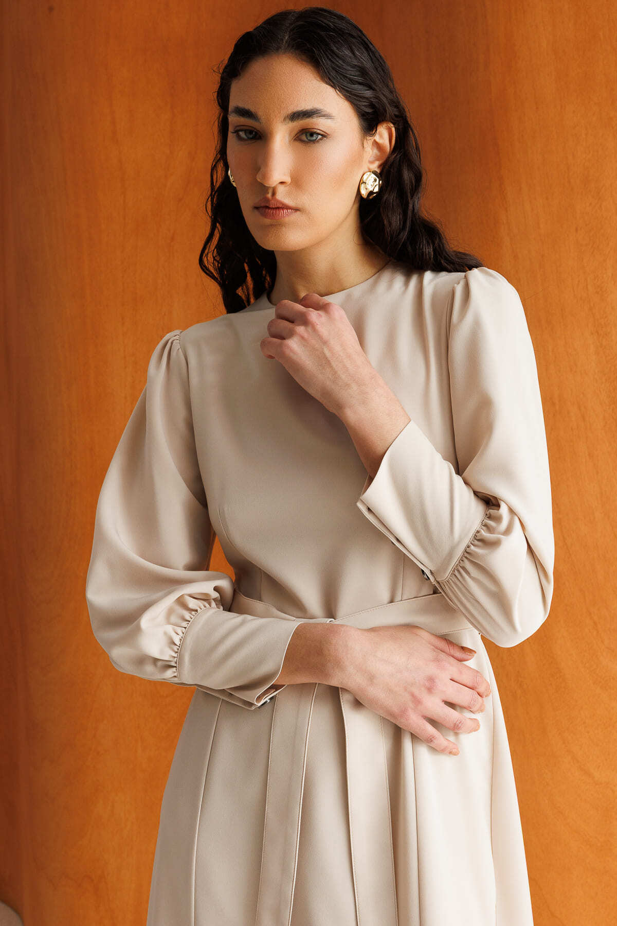 Mizalle Geniş Kol Manşetli Bej Rengi Maksi Kloş Elbise - 3