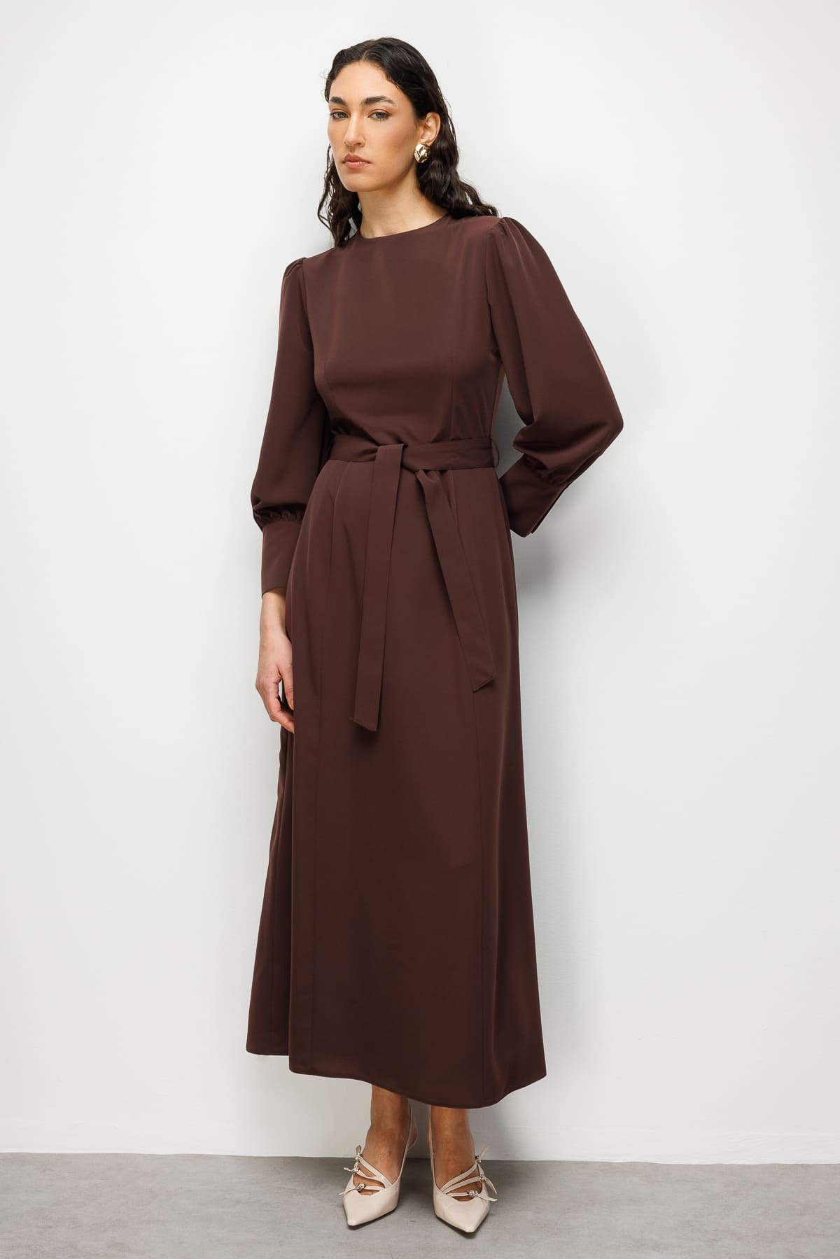 Mizalle Geniş Kol Manşetli Kahverengi Maksi Kloş Elbise - 2