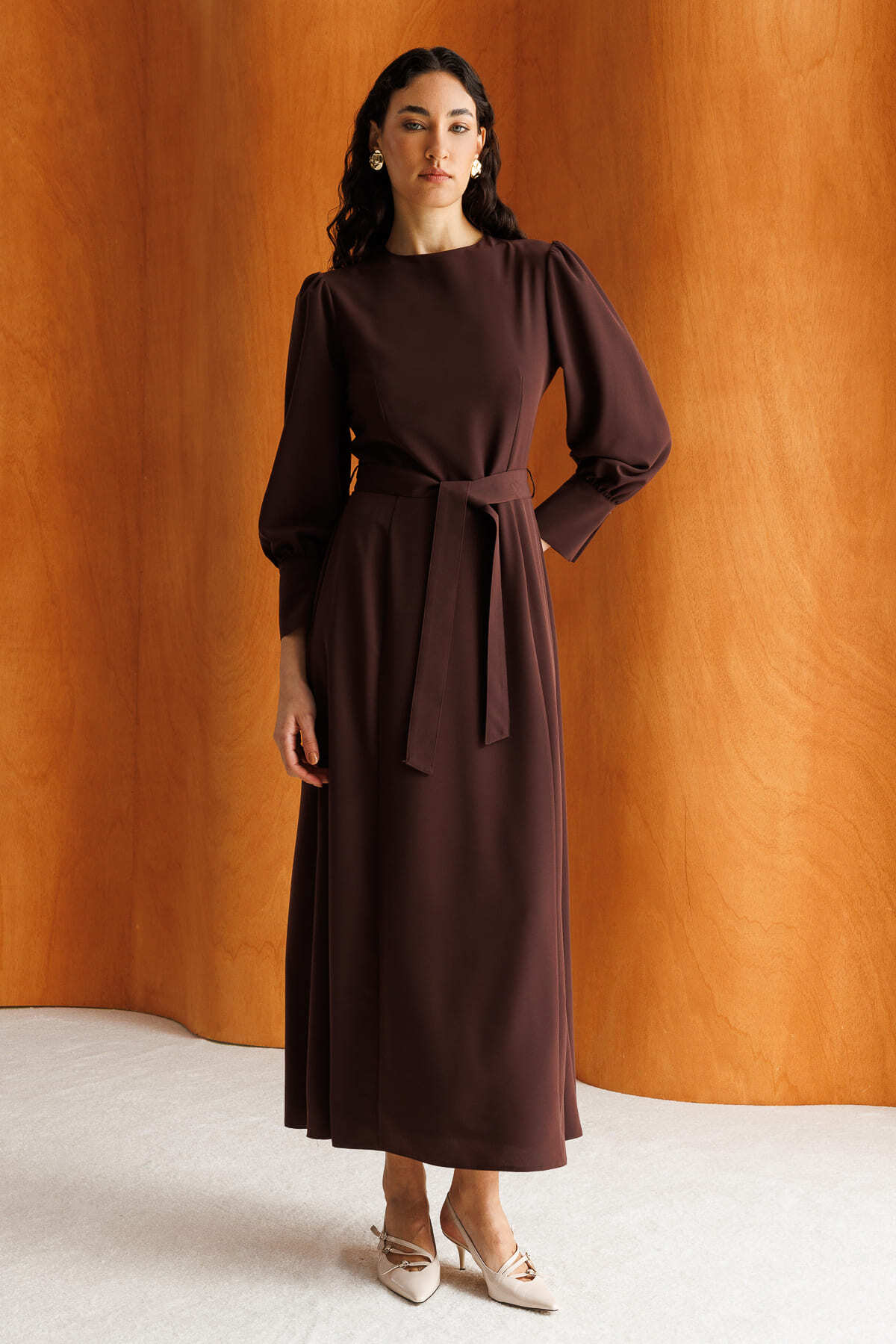 Mizalle Geniş Kol Manşetli Kahverengi Maksi Kloş Elbise - 1