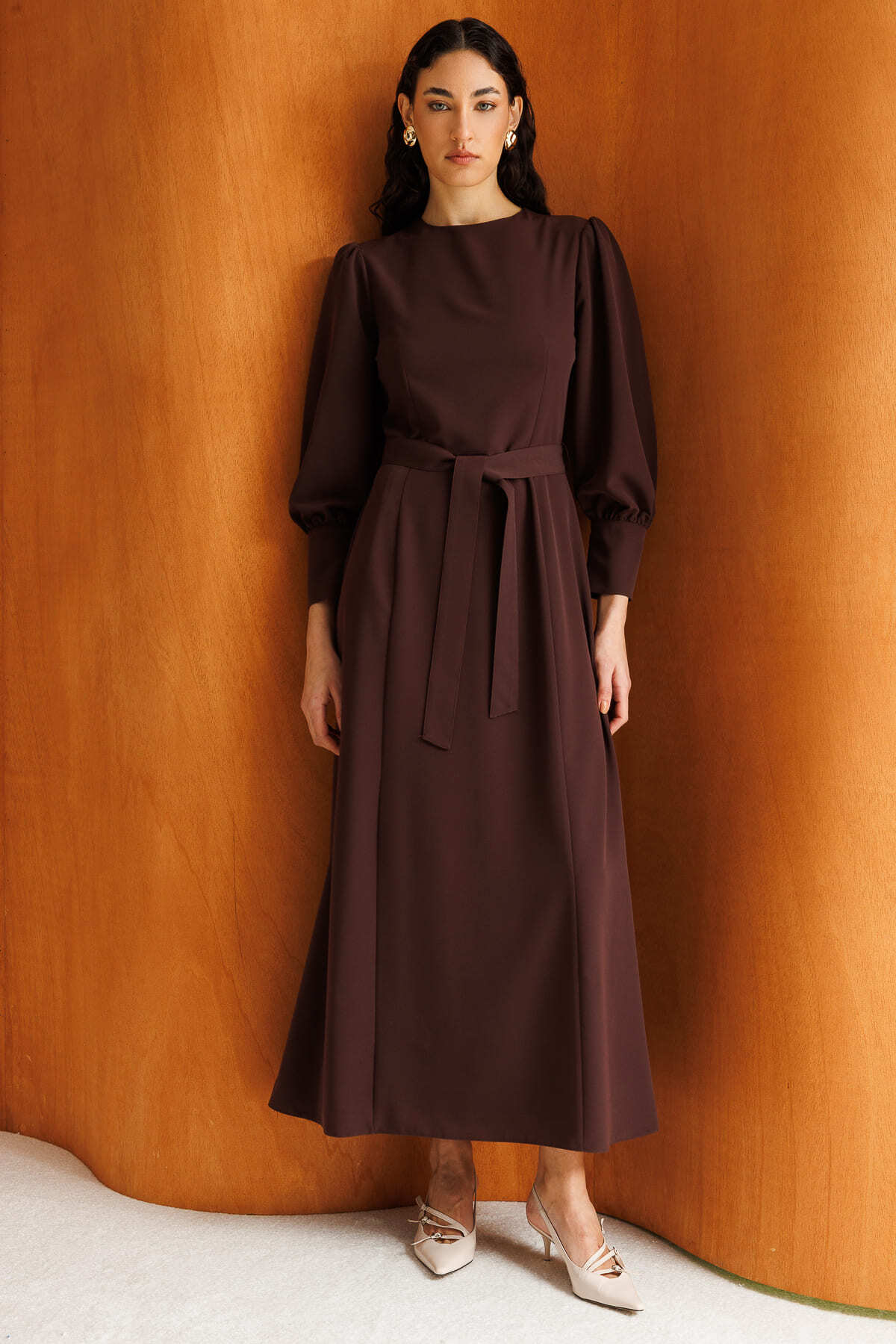 Mizalle Geniş Kol Manşetli Kahverengi Maksi Kloş Elbise - 4