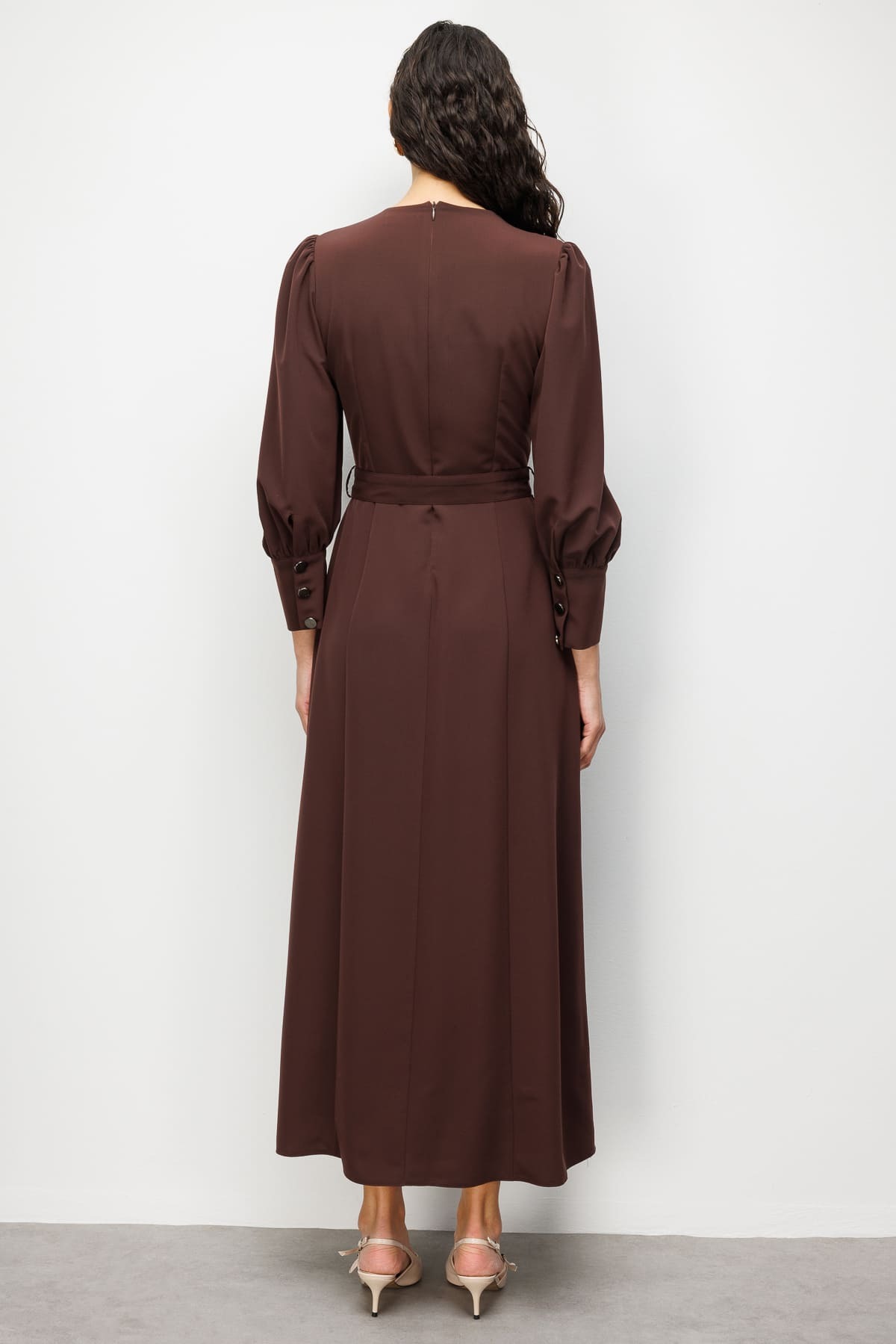Mizalle Geniş Kol Manşetli Kahverengi Maksi Kloş Elbise - 8
